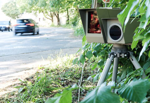 Polizei Blitzer versteckt, Geschwindigkeitsüberwachung.