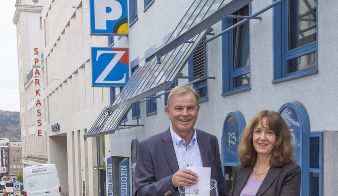 Sieghardt Bucher überreicht 1000 Euro an Susanne Knöller, Vorsitzende von „Menschen in Not“. MiN Spende Sieghardt Bucher