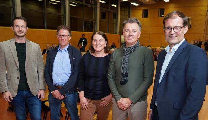 Stehen Rede und Antwort: Bürgermeister Thomas Maag, Andreas Heizmann (EnBW), Bauamtsleiterin Michaele Österle, Michael Soukup und Tino Stutz (EnBW, von links). Fotos: Roller
