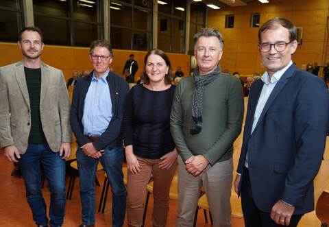 Stehen Rede und Antwort: Bürgermeister Thomas Maag, Andreas Heizmann (EnBW), Bauamtsleiterin Michaele Österle, Michael Soukup und Tino Stutz (EnBW, von links). Fotos: Roller
