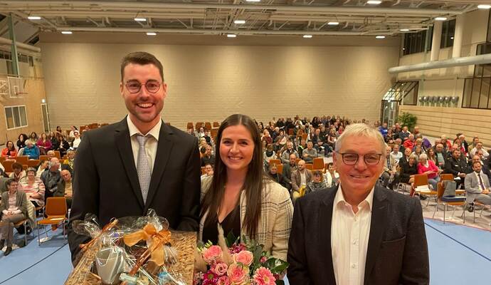 Mit Blumenstraß und Geschenk: Fabian Bader wurde offiziell ins Amt eingesetzt. Mit Blumenstraß und Geschenk: Fabian Bader wurde offiziell ins Amt eingesetzt.