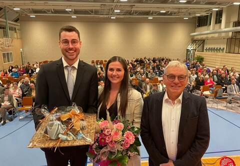 Mit Blumenstraß und Geschenk: Fabian Bader wurde offiziell ins Amt eingesetzt.