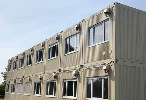 Bildunterschrift zu Foto „Beispiel Wohncontaineranlage“: Ähnlich wie auf diesem Beispiel-Foto wird die geplante zweigeschossige Wohnanlage in Maulbronn aussehen.