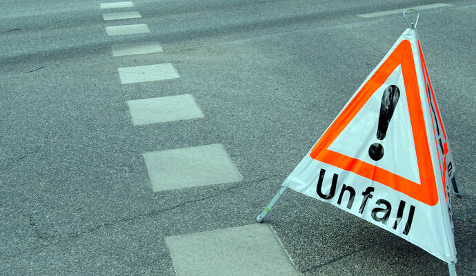 Schild Achtung Unfall