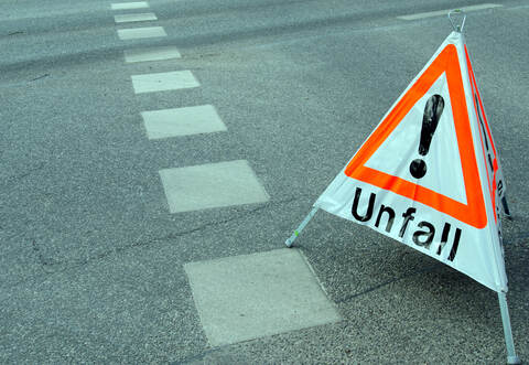 Schild Achtung Unfall