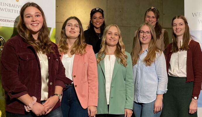 Die fünf Kandidatinnen Lisa-Marie Blatt, Nicole Hiltebrandt, Birthe Meseke, Carolin Häußer, Arina Braun (vorne, von links) freuen sich mit den amtierenden Hoheiten Franziska Pfizenmayer und Tamara Elbl (hinten, von links) auf die Wahl der 57. Württemberger Weinkönigin.