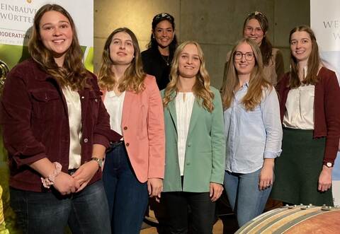 Die fünf Kandidatinnen Lisa-Marie Blatt, Nicole Hiltebrandt, Birthe Meseke, Carolin Häußer, Arina Braun (vorne, von links) freuen sich mit den amtierenden Hoheiten Franziska Pfizenmayer und Tamara Elbl (hinten, von links) auf die Wahl der 57. Württemberger Weinkönigin.