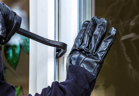 Einbrecher stahlen Bargeld und sorgen für Verwüstung in einem Kelterner Wohnhaus.