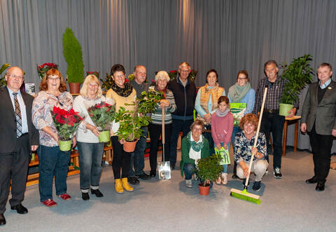 Rolf Haug (links) und Jürgen Metzger (rechts) gratulieren den erfolgreichen Teilnehmern am Blumenschmuckwettbewerb.