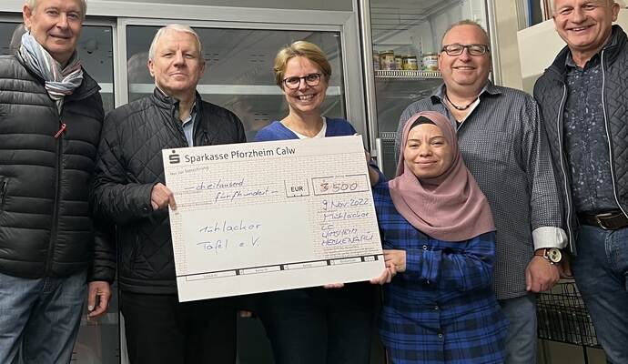 Ralph Boger und Frank Bickel (von links) sowie Uwe Franke (rechts) vom Lions Club Wimsheim Heckengäu haben den Spendenscheck über 3500 Euro an Claudia Kaufmann (Dritte von links), Hanife Barutcu und Tafelladen-Leiter Dietmar Bäuchle überreicht. Ralph Boger und Frank Bickel (von links) sowie Uwe Franke (rechts) vom Lions Club Wimsheim Heckengäu haben den Spendenscheck über 3500 Euro an Claudia Kaufmann (Dritte von links), Hanife Barutcu und Tafelladen-Leiter Dietmar Bäuchle überreicht.