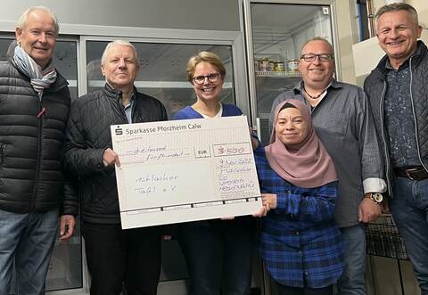 Ralph Boger und Frank Bickel (von links) sowie Uwe Franke (rechts) vom Lions Club Wimsheim Heckengäu haben den Spendenscheck über 3500 Euro an Claudia Kaufmann (Dritte von links), Hanife Barutcu und Tafelladen-Leiter Dietmar Bäuchle überreicht.