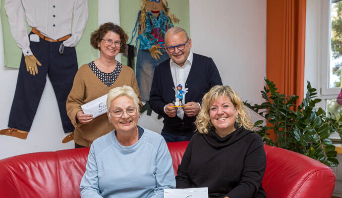 Vorsitzender Günther Will überreicht am Dienstag jeweils einen Scheck über 500 Euro an Carola Söder und Bärbel Lamprecht vom ambulanten Kinderhospizdienst Sterneninsel sowie an die Leiterin des Frauenhauses in Pforzheim, Tanja Göldner (von links). Spende MV Engelsbrand Sterneninsel Frauenhaus