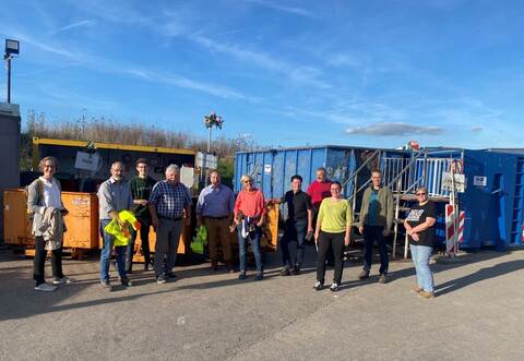 Grünen-Mitglieder aus dem Kreis und die örtliche LMU lassen sich auf der Deponie in Maulbronn informieren.