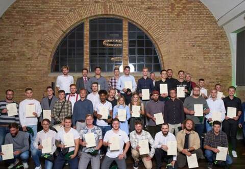 Die Absolventen des Garten- und Landschaftsbaus im Regierungsbezirk erhalten ihre Urkunden zur abgeschlossenen Ausbildung und werden mit einem Festaktin den Beruf entlassen.