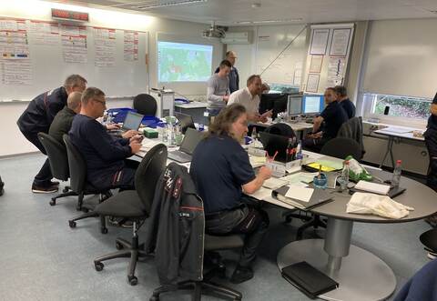 Bei einer Übung des Führungsstabes waren rund 50 Kräfte der verschiedensten Organisationen im Einsatz. Das Foto zeigt einen Blick in den Stabsraum im Landratsamt, aus dem die Schadenslage gemanagt wurde.