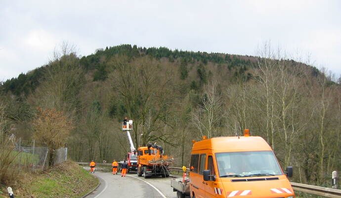 Sie schneiden nicht einfach munter drauflos, sondern aus gutem Grund und sehr gezielt: Die Mitarbeiter der Straßenmeisterei, die für die Pflege des Grüns an den Kreis- und Landesstraßen verantwortlich sind. Sie schneiden nicht einfach munter drauflos, sondern aus gutem Grund und sehr gezielt: Die Mitarbeiter der Straßenmeisterei, die für die Pflege des Grüns an den Kreis- und Landesstraßen verantwortlich sind.