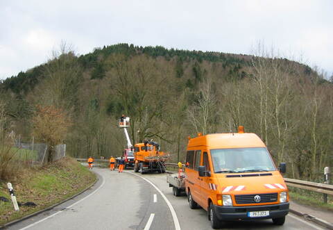 Sie schneiden nicht einfach munter drauflos, sondern aus gutem Grund und sehr gezielt: Die Mitarbeiter der Straßenmeisterei, die für die Pflege des Grüns an den Kreis- und Landesstraßen verantwortlich sind.