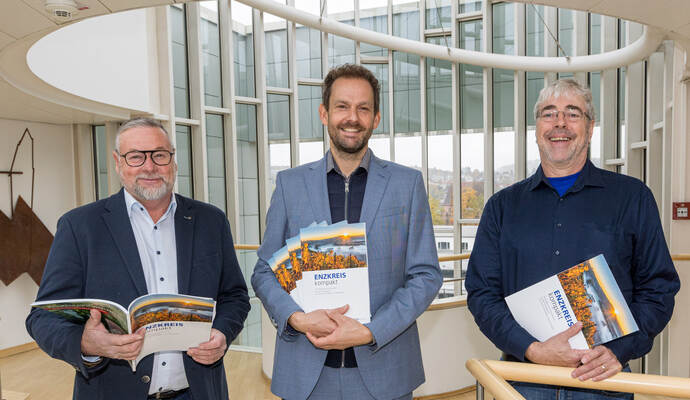 Das neue Magazin ist da: Wolfgang Altmann, Geschäftsführer von Info Media (von links), Landrat Bastian Rosenau und Pressesprecher Jürgen Hörstmann bei der Übergabe im Landratsamt.