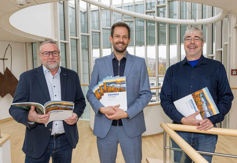 Das neue Magazin ist da: Wolfgang Altmann, Geschäftsführer von Info Media (von links), Landrat Bastian Rosenau und Pressesprecher Jürgen Hörstmann bei der Übergabe im Landratsamt.