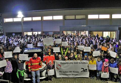 Für den Erhalt des Remchinger Hallenbads setzten rund 350 Menschen ein Zeichen. Aufgerufen zur Aktion hatte die DLRG-Ortsgruppe um den Vorsitzenden Daniel Höpfinger (vorne am Rettungsauto).