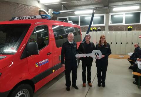 Kommandant Martin Beller, Bürgermeister Armin Pioch und Abteilungskommandantin Mareike Bühler (von links) bei der Übergabe.