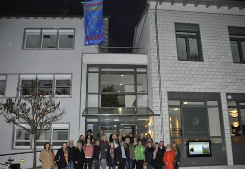 Auf dem Rathaus in Ellmendingen weht eine Woche lang die Fahne von Terre des Femmes zum Internationalen Tag gegen Gewalt an Frauen.