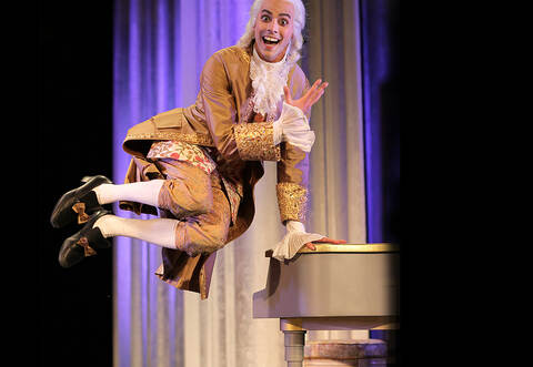 Als er – noch als jugendlicher Mozart – Luftsprünge machen konnte: Marcus Abdel-Messih brilliert in der Rolle des Komponisten.