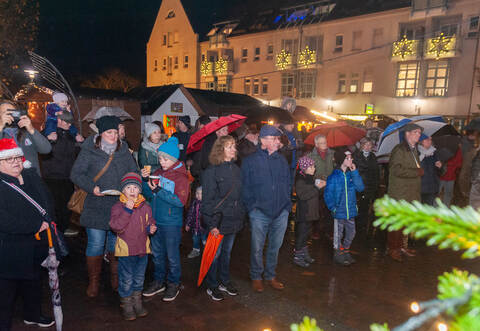 Dem Regen getrotzt haben zahlreiche Besucher des Weihnachtsmarkts in Mühlacker am Mittwochabend.