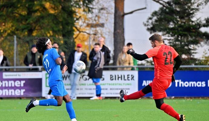 Ganz dicht vor dem zweiten Saisonsieg stand der SV Büchenbronn II mit Arun Henry (links) gegen die SG Oberes Enztal mit deren Torsteher Achim Mössinger. Peter Hennrich