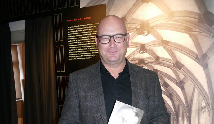 André Uzulis liest im Kloster Maulbronn.  Foto: Fux