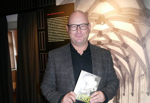 André Uzulis liest im Kloster Maulbronn.  Foto: Fux