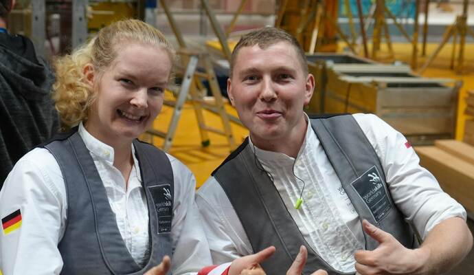 Die 22-jährige Jule Janson aus Mühlacker freut sich zusammen mit ihrem Nationalmannschaftskollegen Jonas Hopf (23) aus Thüringen über die Silbermedaille beim WM-Wettbewerb der Betonbauer.