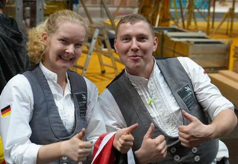 Die 22-jährige Jule Janson aus Mühlacker freut sich zusammen mit ihrem Nationalmannschaftskollegen Jonas Hopf (23) aus Thüringen über die Silbermedaille beim WM-Wettbewerb der Betonbauer.