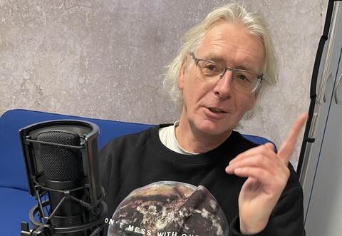 Partyfans ist Jens Greule als DJ Mad Max vom früheren Pforzheimer „370“-Club bekannt. Nun schreibt er als Max Müller in Bad Wildbad Kriminalromane. Foto: Kurtz