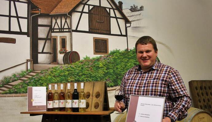 Der Eisinger Weinbautechniker Michael Keller freut sich über die Qualität seiner bei der Gebietsweinprämierung eingereichten Weine. Foto: Zachmann Der Eisinger Weinbautechniker Michael Keller freut sich über die Qualität seiner bei der Gebietsweinprämierung eingereichten Weine. Foto: Zachmann