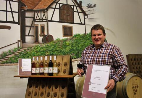 Der Eisinger Weinbautechniker Michael Keller freut sich über die Qualität seiner bei der Gebietsweinprämierung eingereichten Weine. Foto: Zachmann