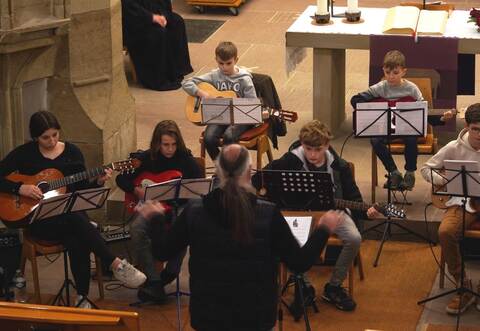 Wohlklang in der Kirche: Vor dem Altarraum haben die Musikschüler von Roman Rothen bei ihrem ersten Adventskonzert Platz genommen.