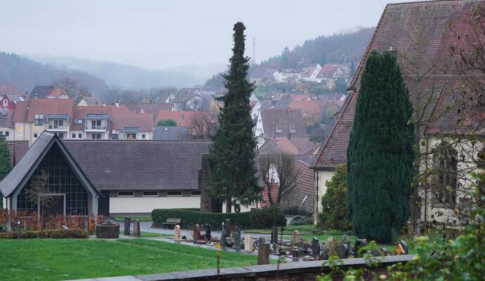 Satzung geändert: Für den Friedhof in Stein (im Bild) werden nach einem Beschluss des Gemeinderats künftig ebenso neue Gebühren erhoben wie für den in Königsbach.
