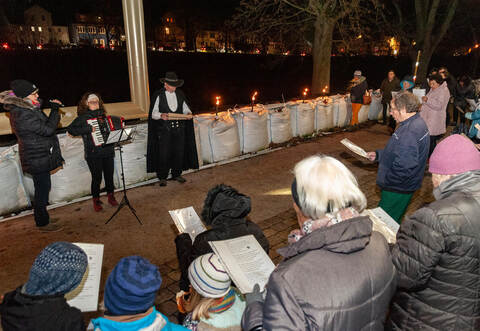 Hildegard Seichter (von links), Annette Philippzig und Rainer Schmollinger umrahmten die Eröffnung des „Dürrmenzer Adventskalenders“.