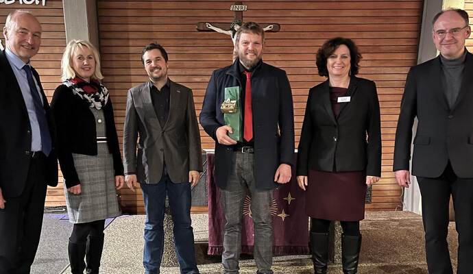 Der neugewählte Schuldekan Daniel Dettling (Mitte) mit Oberkirchenrat Wolfgang Schmidt, den beiden Synodalvorsitzenden Ute Schlumberger-Maas (Badischer Enzkreis) und Dietrich Pilz (Pforzheim) sowie den Dekanen Christiane Quincke (Pforzheim) und Christoph Glimpel (Badischer Enzkreis (von links). Foto: Claudius Schillinger Der neugewählte Schuldekan Daniel Dettling (Mitte) mit Oberkirchenrat Wolfgang Schmidt, den beiden Synodalvorsitzenden Ute Schlumberger-Maas (Badischer Enzkreis) und Dietrich Pilz (Pforzheim) sowie den Dekanen Christiane Quincke (Pforzheim) und Christoph Glimpel (Badischer Enzkreis (von links). Foto: Claudius Schillinger