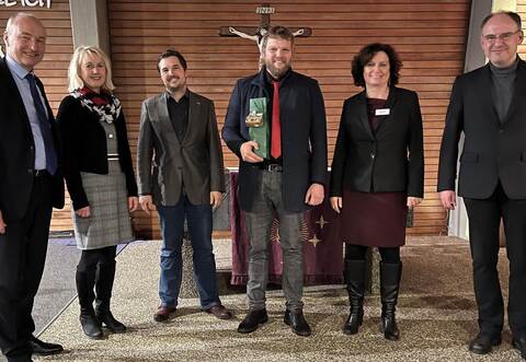 Der neugewählte Schuldekan Daniel Dettling (Mitte) mit Oberkirchenrat Wolfgang Schmidt, den beiden Synodalvorsitzenden Ute Schlumberger-Maas (Badischer Enzkreis) und Dietrich Pilz (Pforzheim) sowie den Dekanen Christiane Quincke (Pforzheim) und Christoph Glimpel (Badischer Enzkreis (von links). Foto: Claudius Schillinger