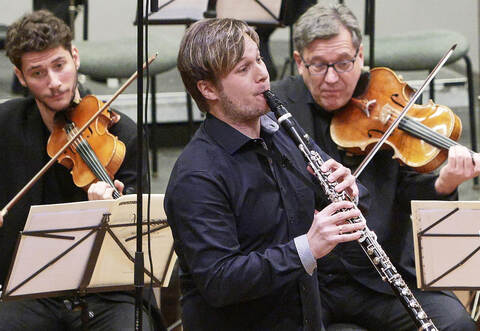 Sein Spiel ist an Lockerheit, klanglicher Brillanz und Ausdruckskraft kaum zu überbieten: Sebastian Manz an der Klarinette.