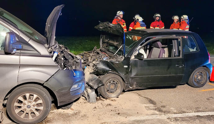 Nach ersten Erkenntnissen der Polizei befand sich der VW auf der falschen Straßenseite.