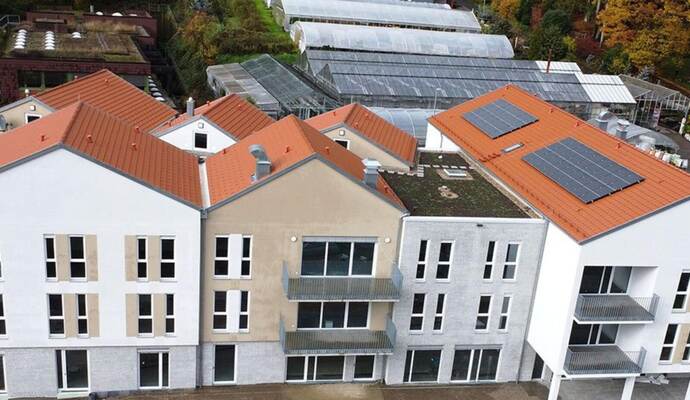 Der dreigeschossige Neubau liegt natur- und zugleich stadtnah in der Paulinenstraße von Bad Wildbad. Insgesamt bietet das Fachpflegeheim 44 Wohnplätze. Der dreigeschossige Neubau liegt natur- und zugleich stadtnah in der Paulinenstraße von Bad Wildbad. Insgesamt bietet das Fachpflegeheim 44 Wohnplätze.