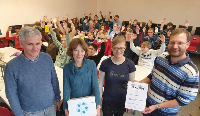 Freuen sich über die Auszeichnung: Schulleiter Michael Frey, Kristina Laube und Caroline Schmidt, Koordinatoren des Bundeswettbewerbs für künstliche Intelligenz, mit Mathe- und Physiklehrer Jörg Hanisch (von links), dessen Schüler aus der Begabtenförderung der Klassen acht bis elf gewonnen haben. Freuen sich über die Auszeichnung: Schulleiter Michael Frey, Kristina Laube und Caroline Schmidt, Koordinatoren des Bundeswettbewerbs für künstliche Intelligenz, mit Mathe- und Physiklehrer Jörg Hanisch (von links), dessen Schüler aus der Begabtenförderung der Klassen acht bis elf gewonnen haben.