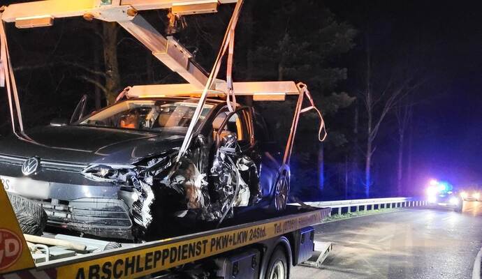 Zwei verletzte Autofahrer und zwei demolierte Fahrzeuge sind die Bilanz eines Unfalls zwischen Höfen und Langenbrand. Foto: Waldemar Gress/Einsatz-Report24 Zwei verletzte Autofahrer und zwei demolierte Fahrzeuge sind die Bilanz eines Unfalls zwischen Höfen und Langenbrand. Foto: Waldemar Gress/Einsatz-Report24