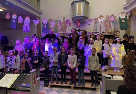 Der Schulchor und die Drittklässler der Theater-AG mit den Lehrern Wolfgang Ulrich, Sabine Keppler und Ilona Lesch (hinten von links) begeisterten mit ihrer Aufführung die Zuschauer in der evangelischen Kirche in Birkenfeld.