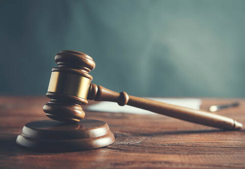 Als das Bildmaterial bei einer Hausdurchsuchung im Februar dieses Jahres auf dem Smartphone des Mannes entdeckt wurde, bekam dieser Angst und begab sich nach eigenen Angaben in eine Selbsthilfegruppe für Sexsüchtige.