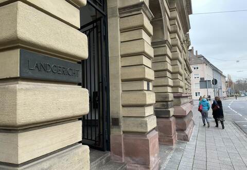 Landgericht in Karlsruhe: Hier lief der Prozess gegen einen 29-Jährigen, der im Mai in Eisingen einen Mann vor ein Müllauto gestoßen haben soll.