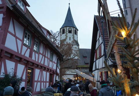Gut besucht sind die Weihnachtsgaden in Lienzingen.